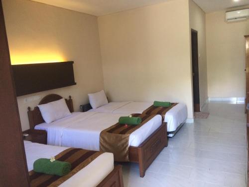 3 twin beds