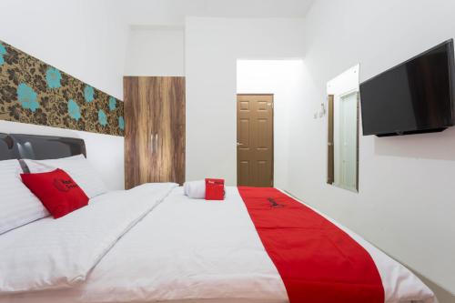RedDoorz Plus @ Boulevard Residence BSD - Tap to explore photos