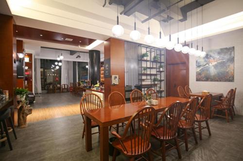 All Seasons Lodge Western Breakfast&Lift&Free Laundry &Book tickets &Downtown Location and Experienced tour guide service - image 3