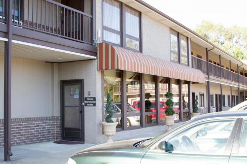 Cottonwood Inn & Suites