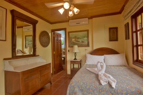 Majestic Lodge Luxury and Spacious Home with Private Pool and Jacuzzi