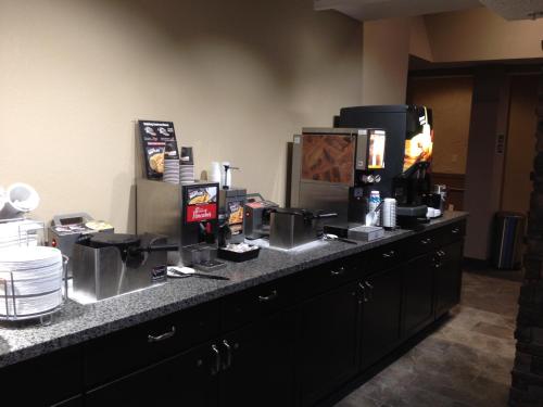 Boarders Inn & Suites by Cobblestone Hotels - Grand Island - image 2