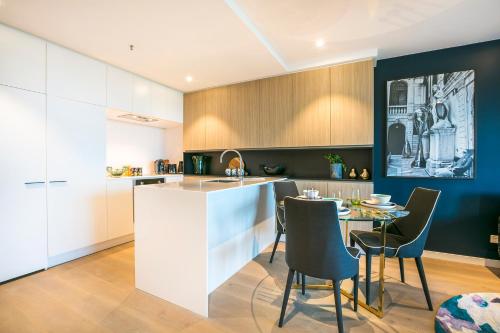 مطبخ, شقق بلاك آند وايت (Quest Flemington Central) in فليمنغتون