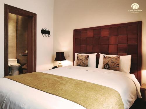 1 queen bed, 2 sofa beds