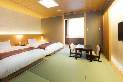 Standard Room with Tatami area and Mountain View - Shared Bathroom