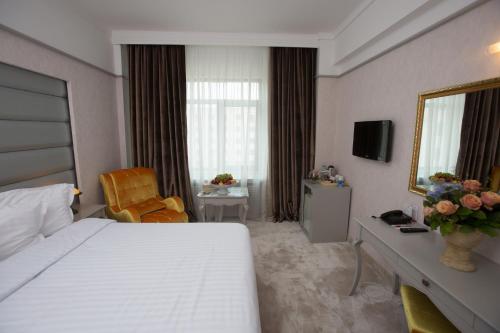 Phoenicia Grand Hotel - image 2