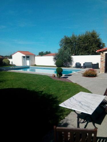 สวน, Chambre d'hôte le Bois Joli (Chambre d'hote le Bois Joli) in แซงต์ อองเดร เดส อุ