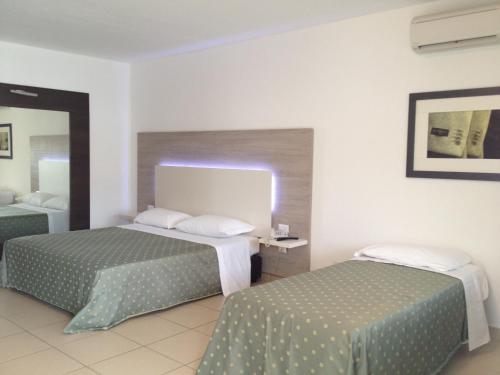1 queen bed, 1 twin bed
