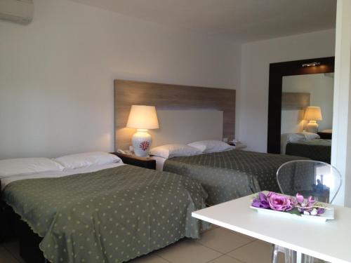 1 queen bed, 2 twin beds
