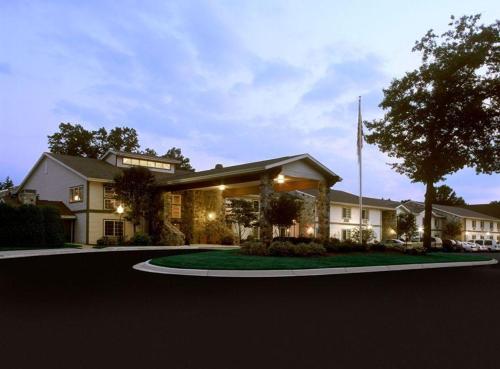 Swan Lake Resort Swan Lake Resort is perfectly located for both business and leisure guests in Plymouth (IN). The hotel offers guests a range of services and amenities designed to provide comfort and convenience. 24-h