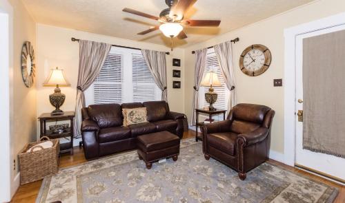 Agape Front Cottage in Fredericksburg, USA