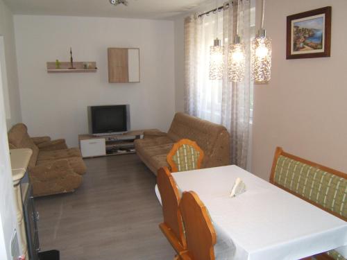 Kultúrház Apartman - image 9