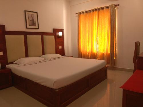 Hotel Sandra Palace The 1-star Hotel Sandra Palace offers comfort and convenience whether youre on business or holiday in Thekkady. Offering a variety of facilities and services, the property provides all you need for a