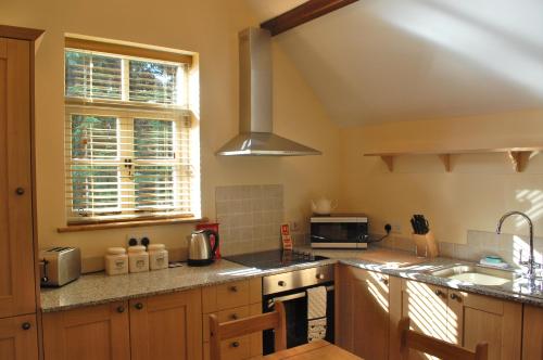 Woodleighton Cottages - image 3