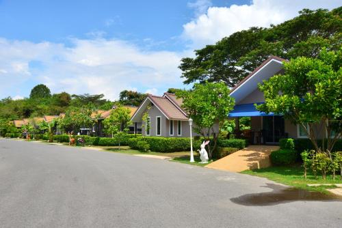 Facilities, Chanpraya Resort near Wat Phlup