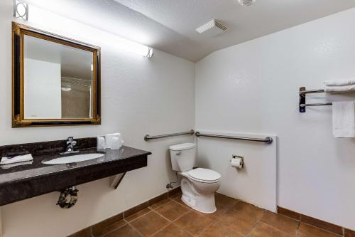King Room with Roll-in Shower - Disability Access - Non-Smoking