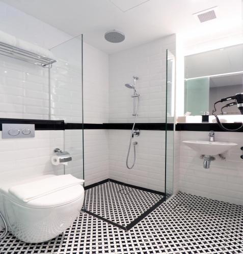 Bathroom, Hotel NuVe Urbane in Singapore