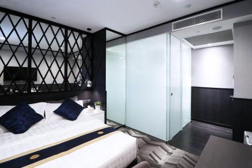 Deluxe Queen Room without Window