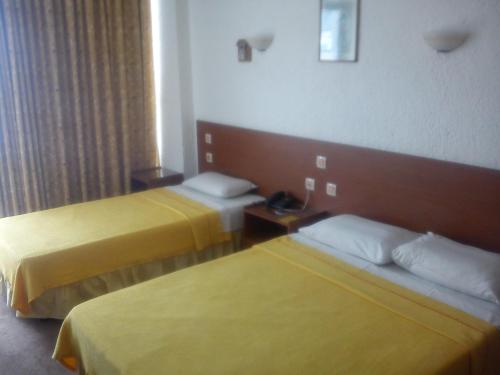 3 twin beds