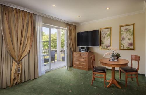 Hotel Schweizer Hof Thermal und Vital Resort Room Type - Deluxe Junior Suite in Villa