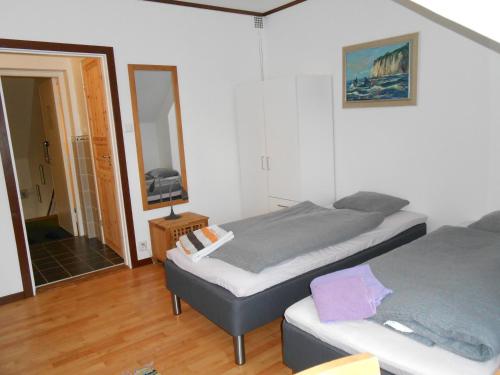 2 twin beds, 1 sofa bed