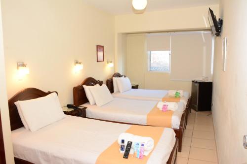 1 double bed, 2 twin beds