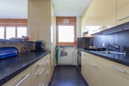 virtuve, Apartment Haus Arnika in Obersaxen Meierhof