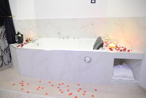 Hot tub, Escape Luxury Suite by CA DOMUS COLLECTION in Trevi