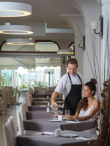 Acharavi Beach Hotel - image 7