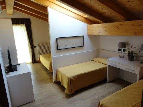1 queen bed, 3 twin beds