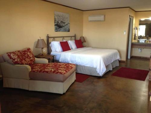 HH Creek Inn 5