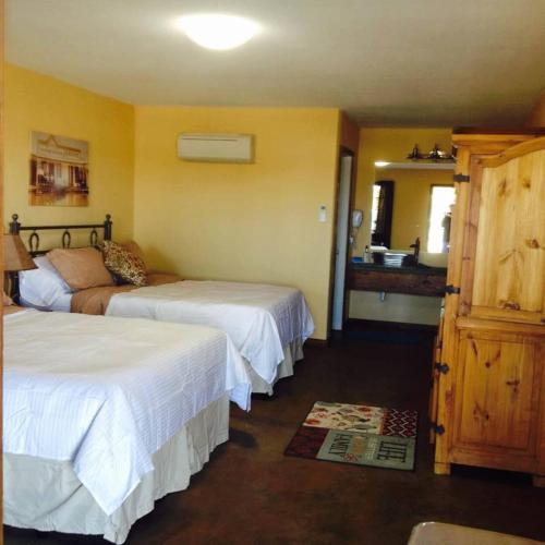 HH Creek Inn 4