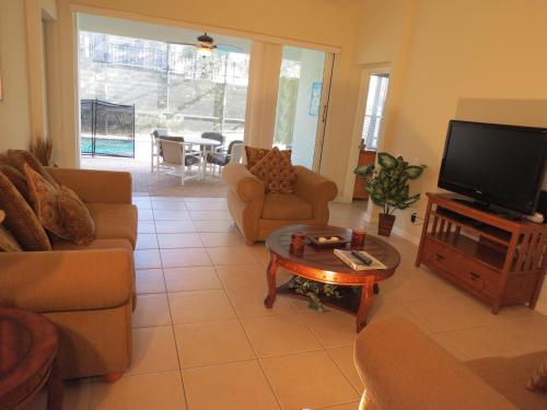 Formosa Garden Pool Home - image 3