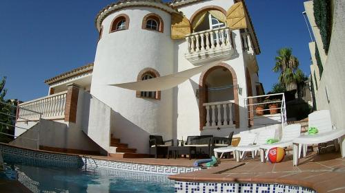 Ibiza Style Pool Villa in Sitges. gîte à louer Vallcarca