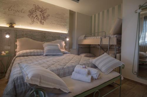Quadruple Room with Private Bathroom image 7