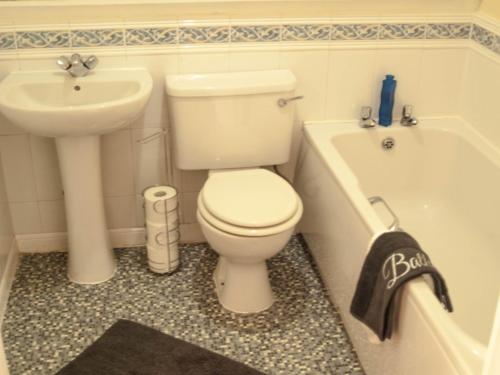 King Court Apartment - image 4