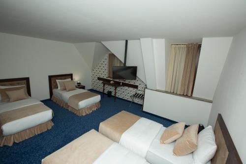 4 twin beds