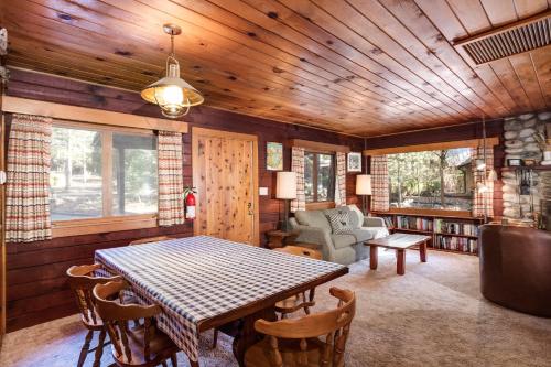 Instalações, 53 Creekside Cabin in Wawona (CA)