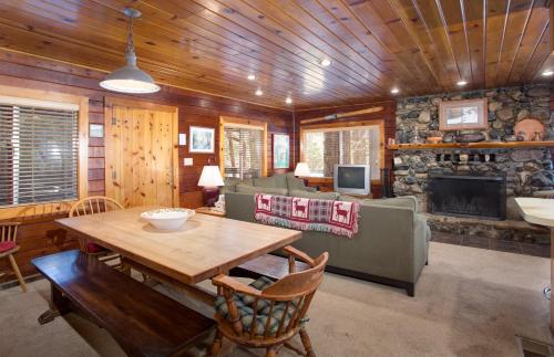 70 Simmons Den - image 9