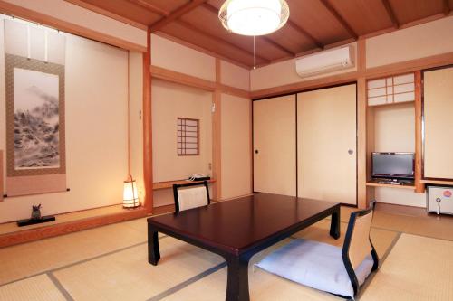 Yanagiya Located in Kofu / Isawa Onsen, Yanagiya is a perfect starting point from which to explore Yamanashi. The hotel offers a wide range of amenities and perks to ensure you have a great time. To be found a