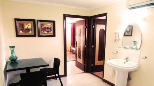 Executive Suite image 8