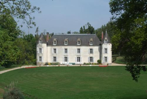 Είσοδος, Château de La Ville-Huë (Chateau de La Ville-Hue) in Guer