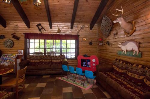 ห้องส่วนกลางสำหรับนั่งเล่น/ดูทีวี, Richmond North / Kings Dominion KOA in ดอสเวลล์ (เวอร์จิเนีย)