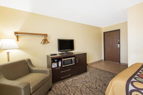 Super 8 by Wyndham Nampa - image 12