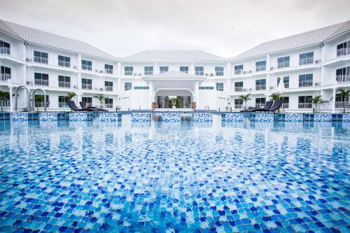 Swimming pool, White House Hotel in Muang Tak