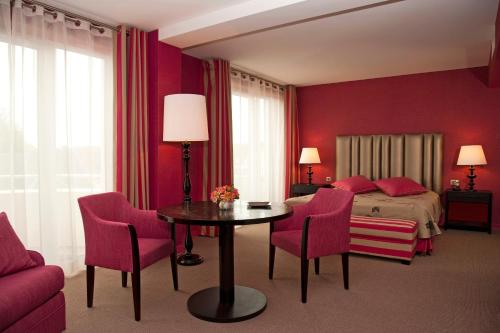 1 queen bed, 1 sofa bed
