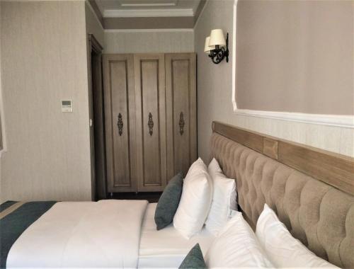 Economy Twin Room image 7