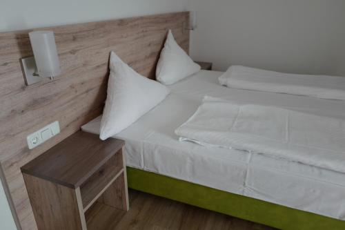 2 twin beds