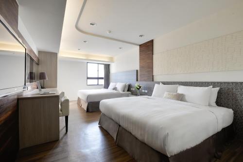 Deluxe Family Room image 5