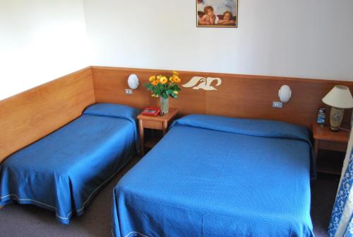 1 queen bed, 1 sofa bed